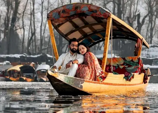 Dal Lake Srinagar, the top tpourist destination in Kashmir